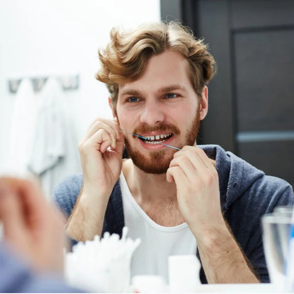 Guide de l'utilisation du fil dentaire : Le fil dentaire crée-t-il des trous dans les dents ?