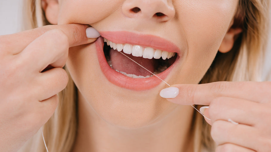 Pourquoi mes gencives sont-elles douloureuses lorsque je passe le fil dentaire ? Causes, conseils et solutions