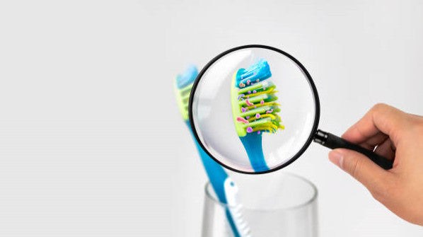 Comment nettoyer votre brosse à dents après avoir eu la COVID-19 : meilleurs conseils et techniques